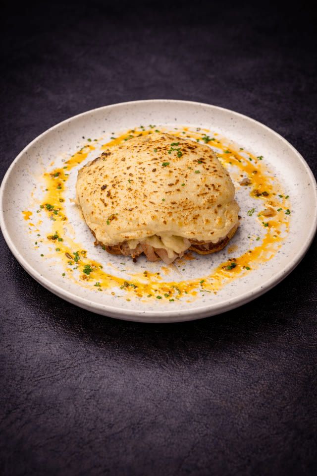 Croque Madame z kurczakiem na brioche