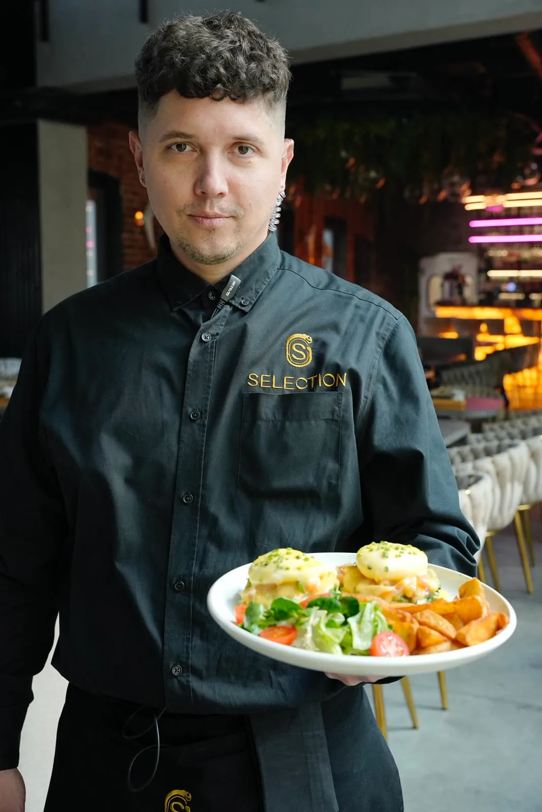 Szef kuchni komponuje danie w otwartej kuchni