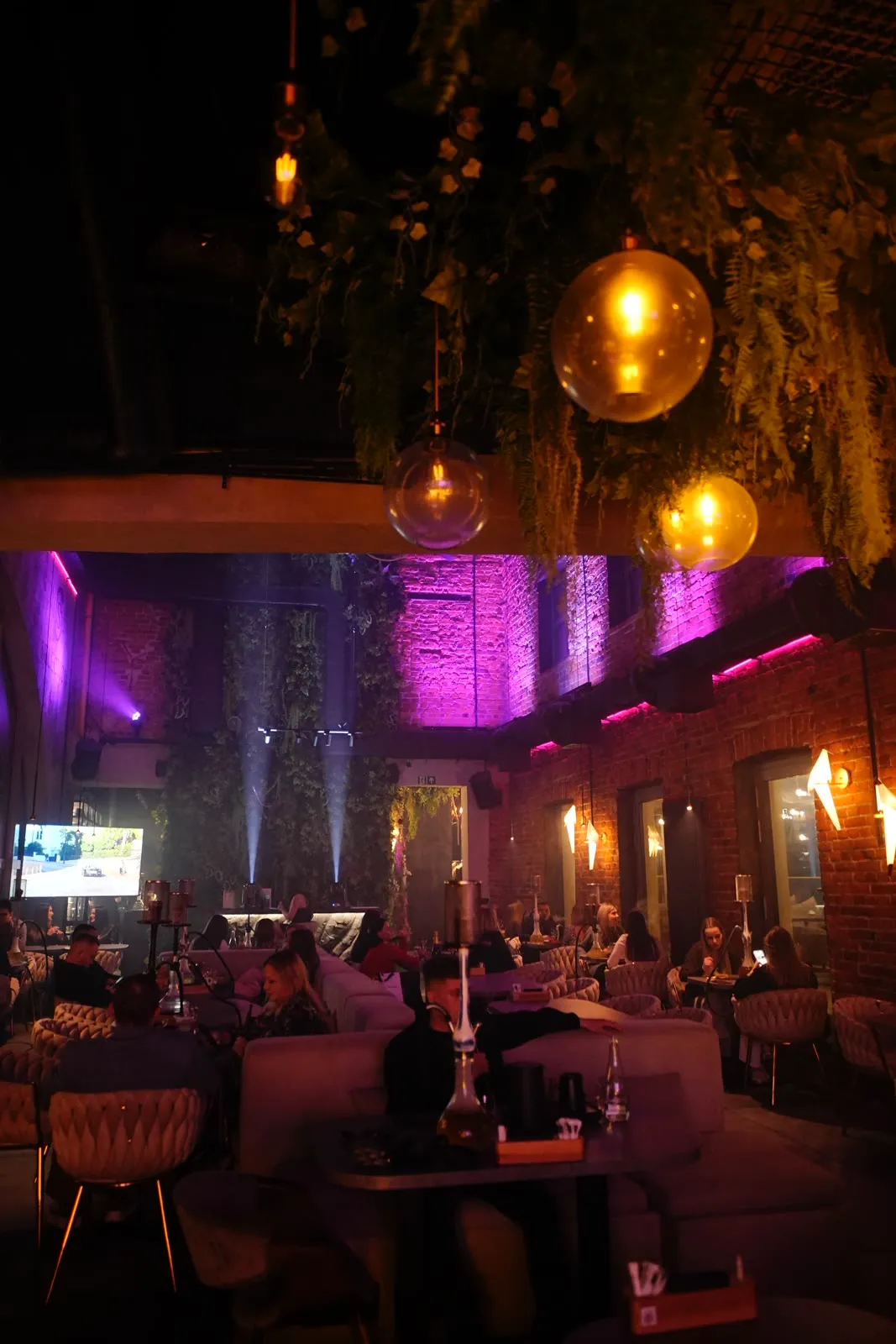 Lounge z głębokimi siedziskami i ciepłym, bursztynowym światłem