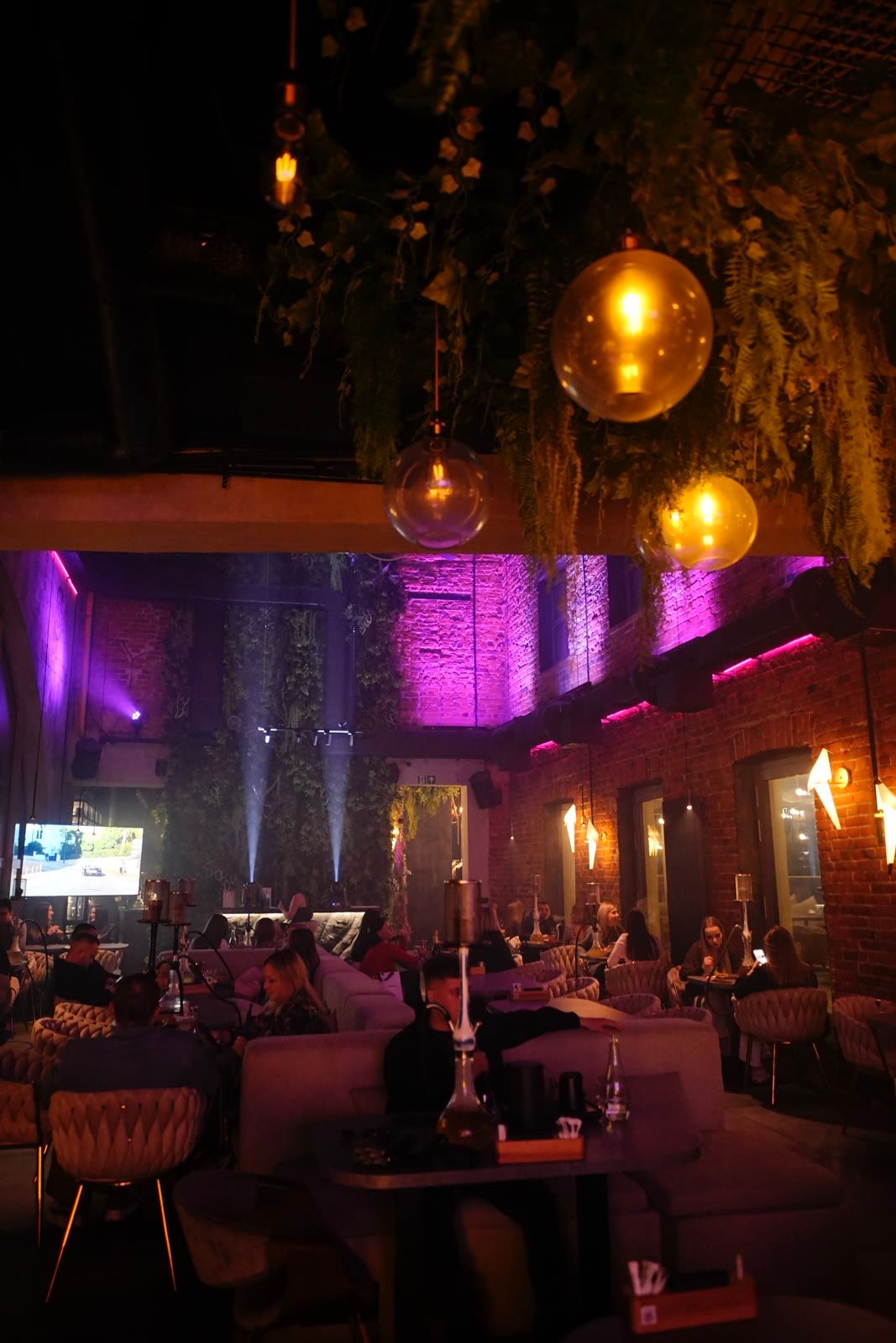 Lounge z głębokimi siedziskami i ciepłym, bursztynowym światłem