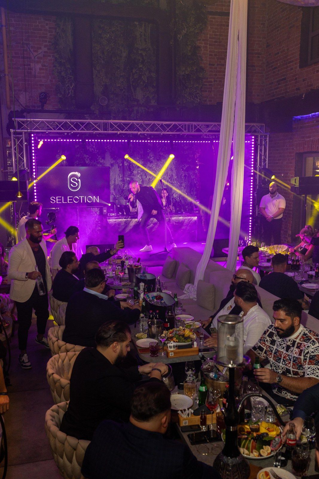 Wieczór z występem na żywo przy fioletowo podświetlonej scenie Selection